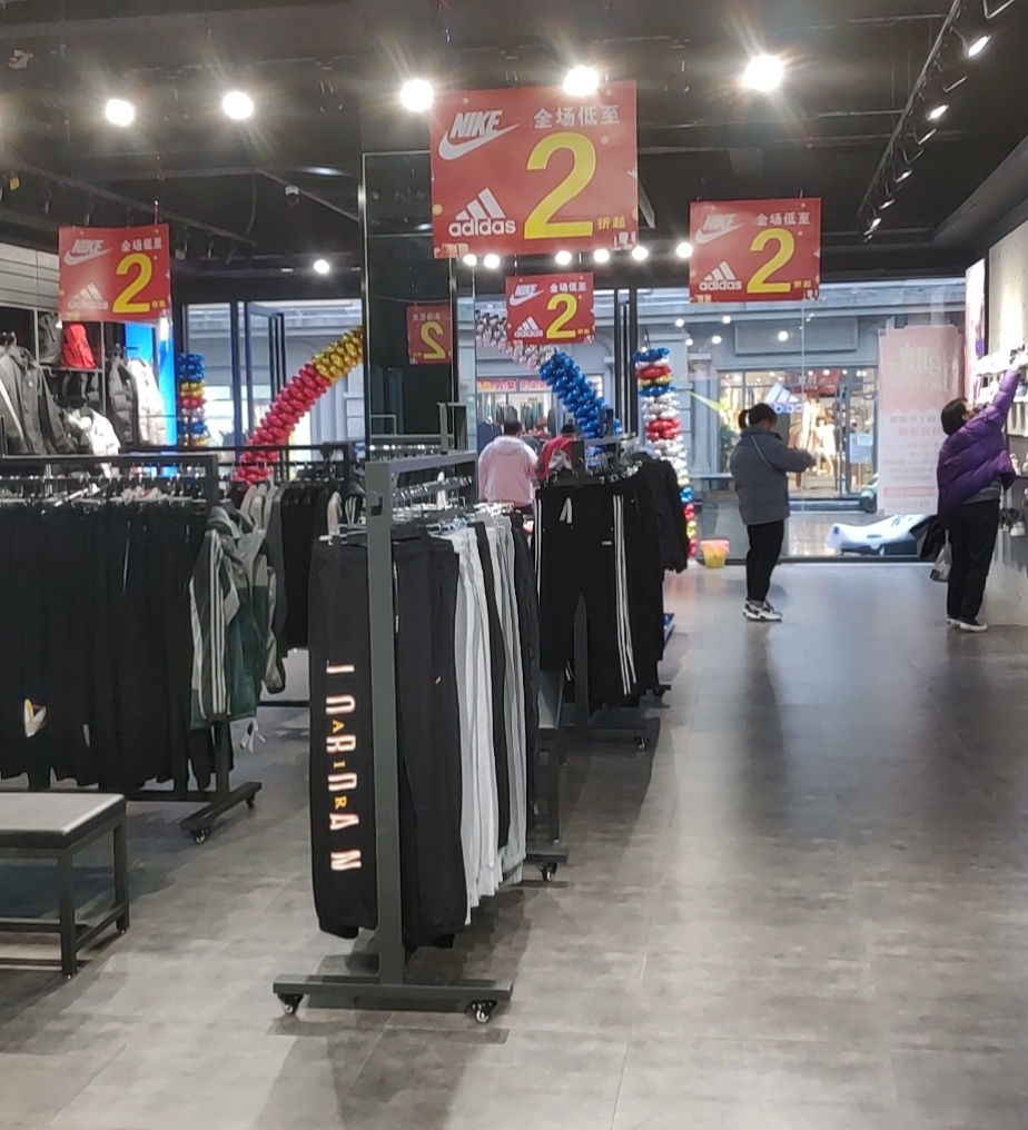 假貨當成正品買、和執(zhí)法人員躲貓貓，這家adidas nike折扣店什么打了“折扣”?