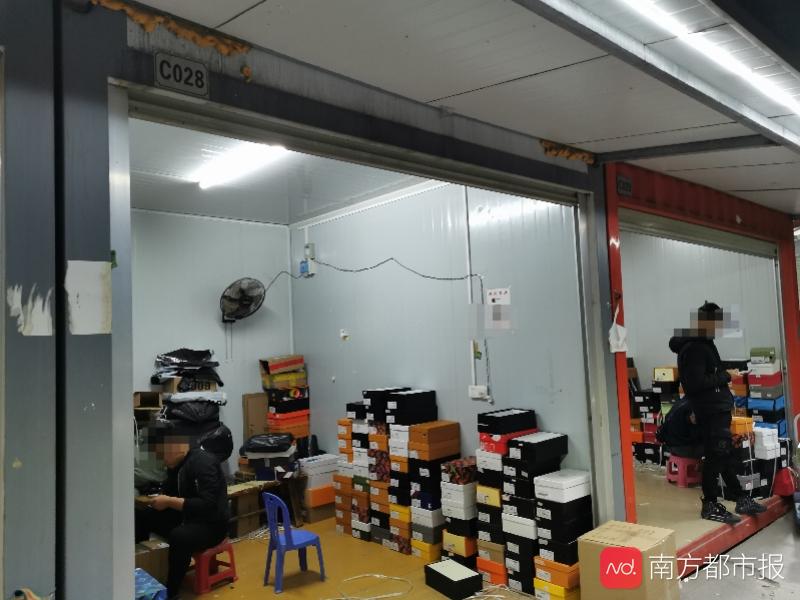 南都暗訪假名牌鞋中轉(zhuǎn)鬼市：180元買LV，小票證書5元購