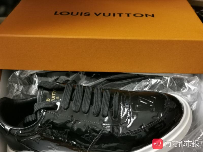 南都暗訪假名牌鞋中轉(zhuǎn)鬼市：180元買LV，小票證書5元購