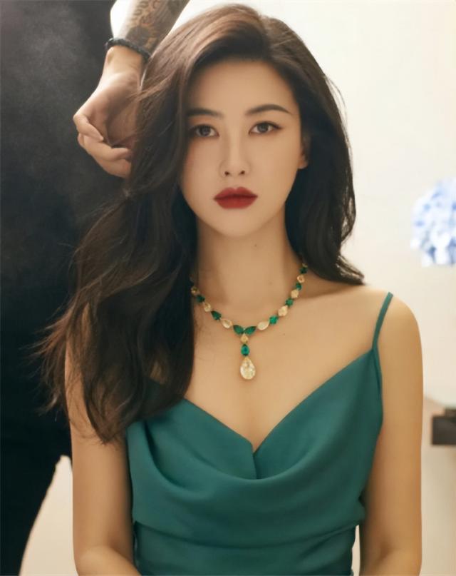 長筒襪美女（名媛朱珠拍時尚寫真大片，長筒襪秀出迷人漫畫腿，當(dāng)媽后更有韻味）