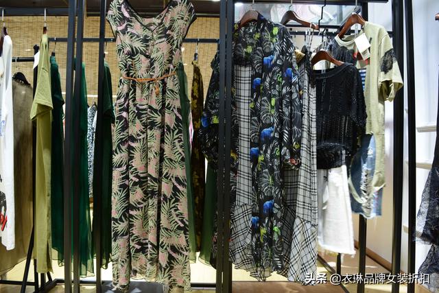 女裝品牌折扣店進貨渠道？女裝品牌折扣店進貨渠道,品牌女裝尾貨從哪兒進貨批發(fā)？