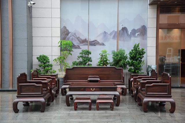廣東紅木家具廠家批發(fā)在哪里，廣東紅木家具廠家批發(fā)在哪里進貨？