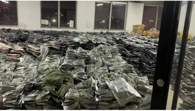 庫存服裝批發(fā)哪里有貨源，庫存服裝批發(fā)哪里有貨源的？