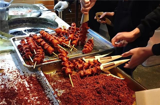 街邊的淀粉腸在哪買，擺地?cái)偟哪c粉哪里有的批發(fā)？
