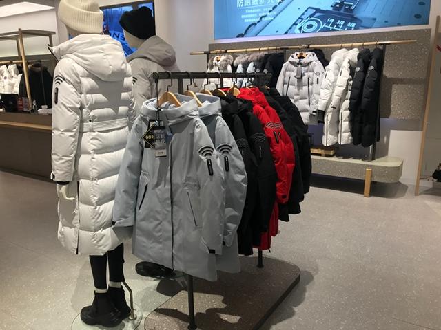 羽絨服批發(fā)哪里最便宜質(zhì)量好的，羽絨服哪里的好又便宜？