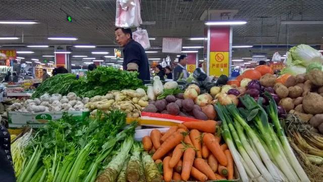 市場(chǎng)賣青菜一天賺多少錢，批發(fā)青菜賺錢嗎？