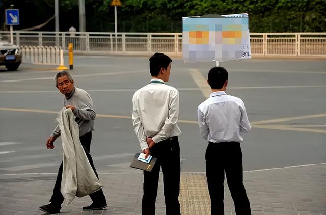 銀行渠道專員是做什么的，保險(xiǎn)公司渠道專員是做什么的？