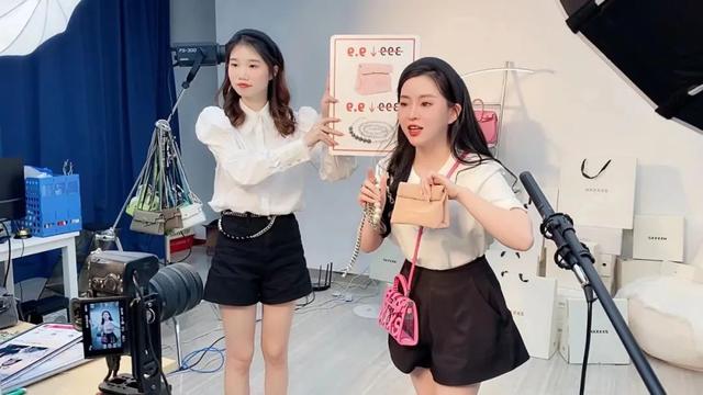 武漢服裝網(wǎng)店貨源在哪里找的，武漢服裝批發(fā)市場(chǎng)一手貨源在哪里？