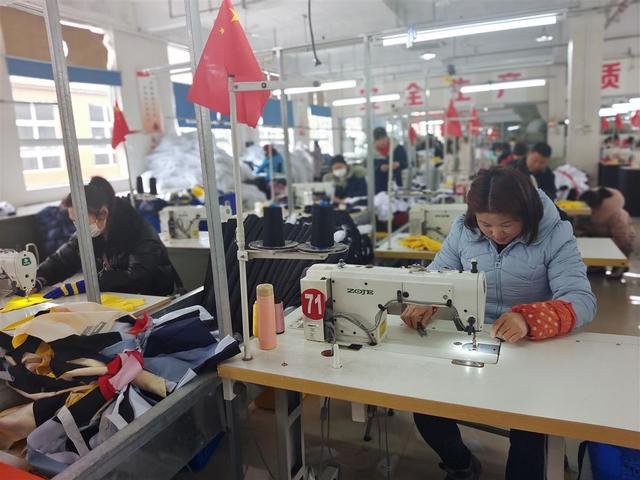 附近服裝廠招聘縫紉工，附近有哪個服裝廠招縫紉工？
